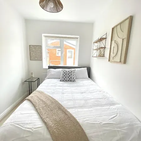 Retro 3 Bed, 2 En-suite Haven *