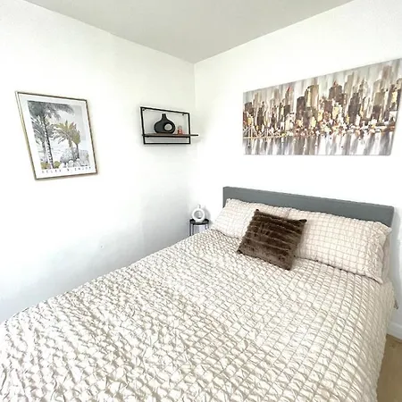 Retro 3 Bed, 2 En-suite Haven Apartman *