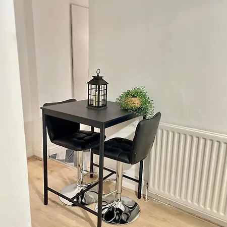 Retro 3 Bed, 2 En-suite Haven