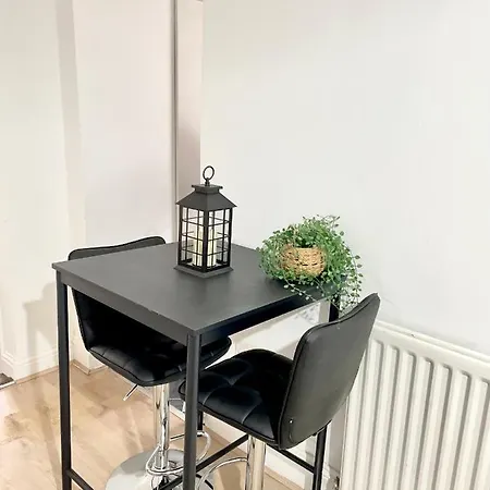 Retro 3 Bed, 2 En-suite Haven Birmingham
