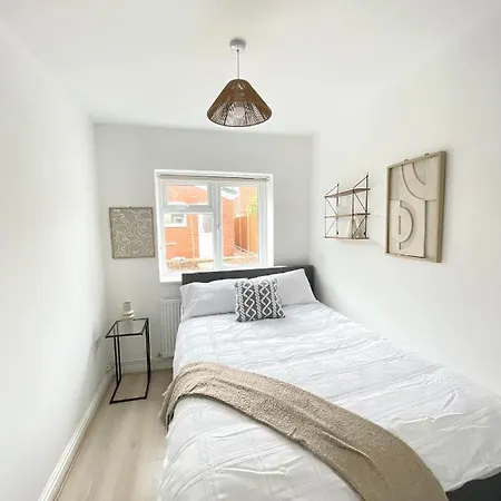 Apartman Retro 3 Bed, 2 En-suite Haven *