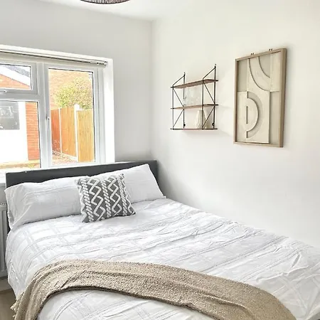 Retro 3 Bed, 2 En-suite Haven