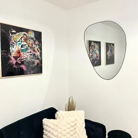 Retro 3 Bed, 2 En-suite Haven Apartman *